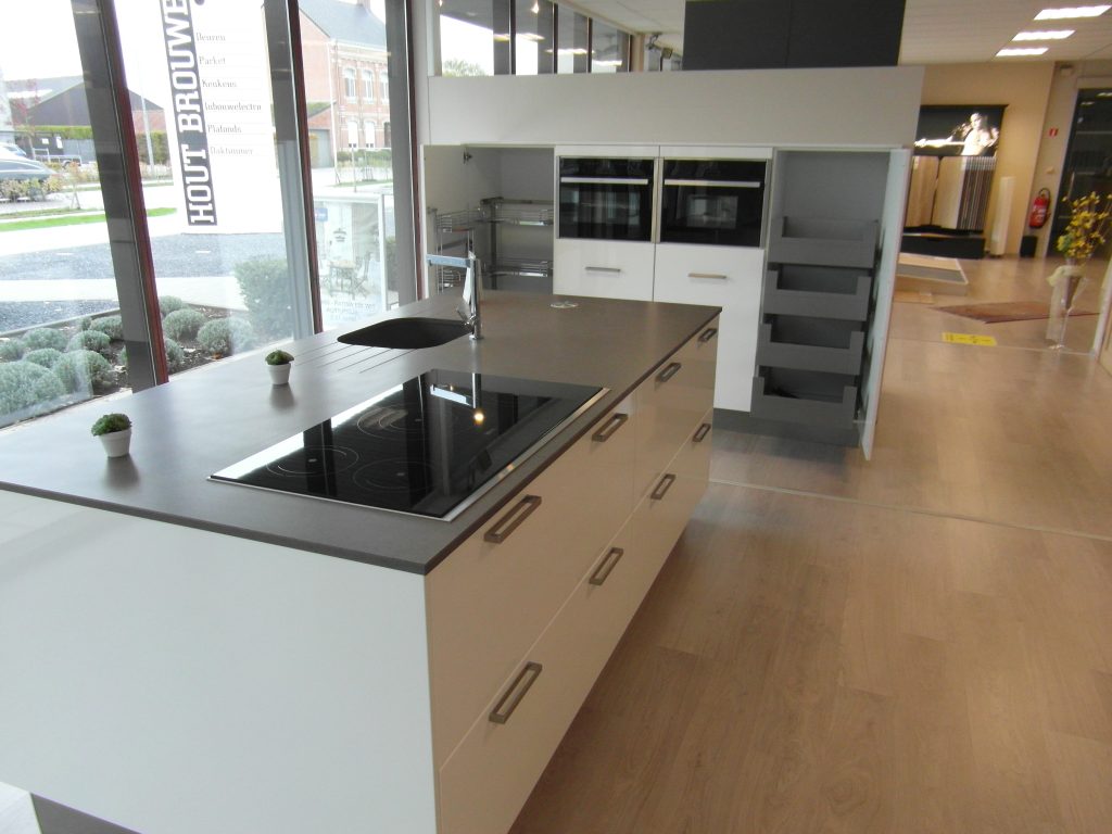 SAM_2504 HOOGGLANS WIT met eiland 2